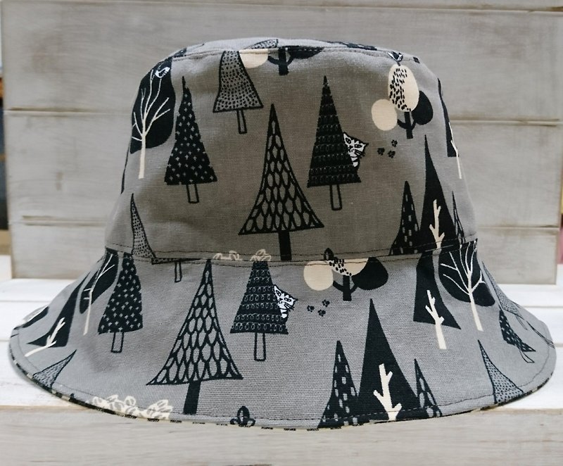 Forest Creatures & Black and White Plaid Double-Silk Fisherman Hat/Top Hat - หมวก - ผ้าฝ้าย/ผ้าลินิน สีนำ้ตาล
