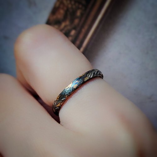 Tamasii Jewellery 人手批花雕鑿 金黑裂紋 純銀 幼戒指 傳統工藝