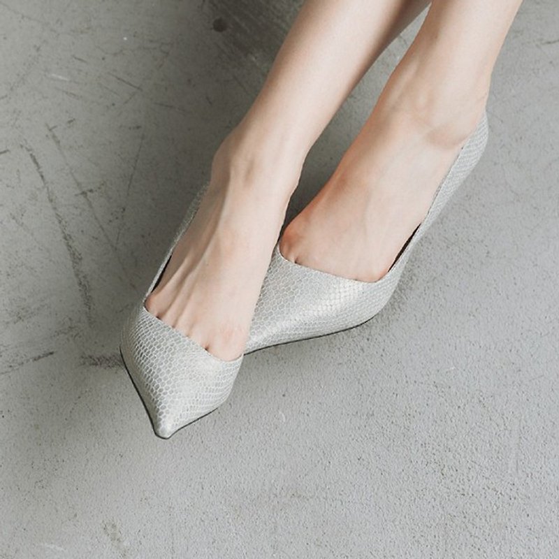 Glossy side digging stiletto leather low heel shoes gray blue snake pattern - รองเท้าส้นสูง - หนังแท้ สีเงิน