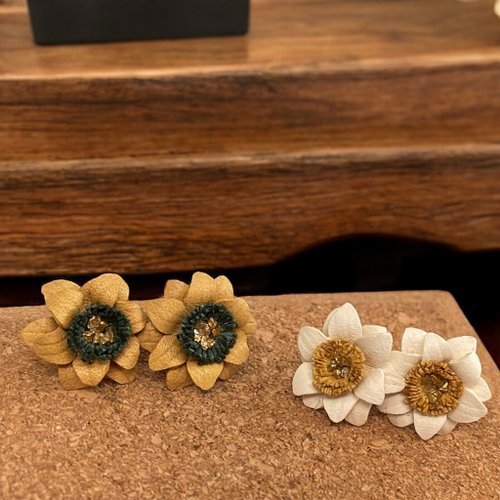 Sakura Store 皮革花耳環 小菊耳環