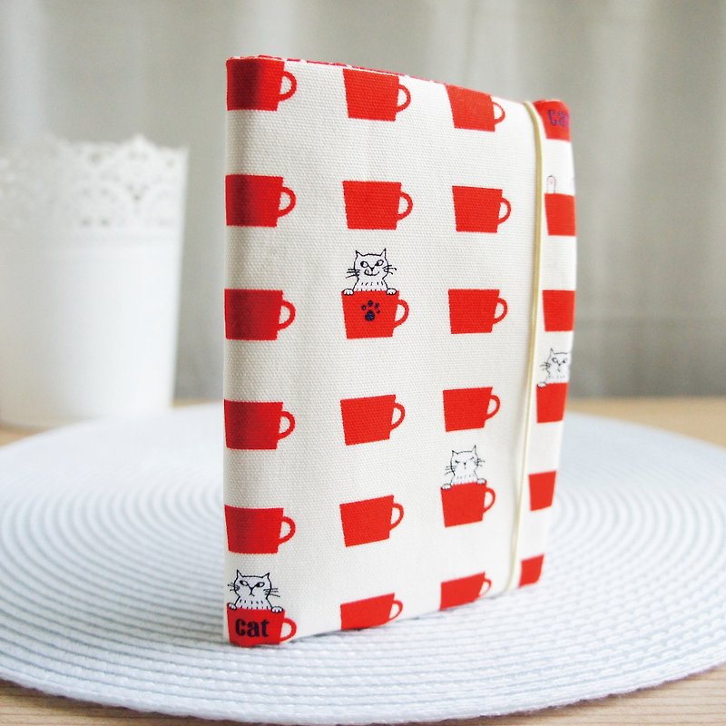 Lovely【European and American cloth】Cup cat hide and seek passport cover, book cover 9.5X14cm white background red cup - ที่เก็บพาสปอร์ต - ผ้าฝ้าย/ผ้าลินิน ขาว