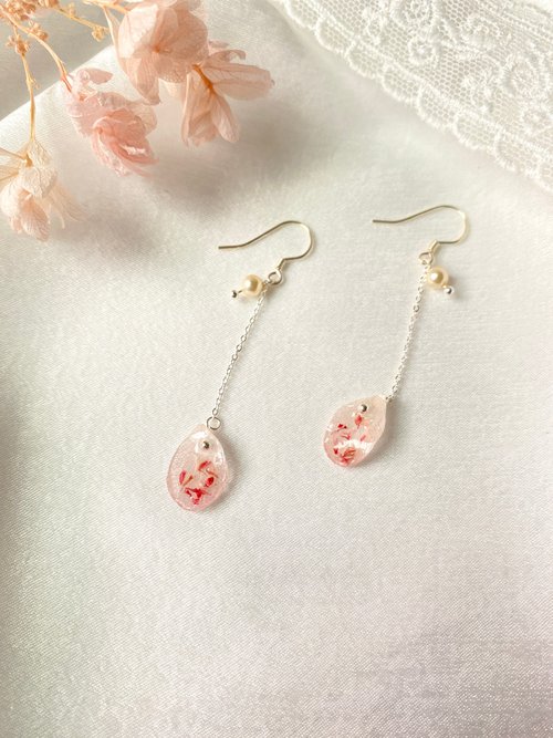 Kimiko手作飾品 春季特輯-花精靈粉色繡球花瓣垂吊銀鍊珍珠造型耳環#uv膠#永生花