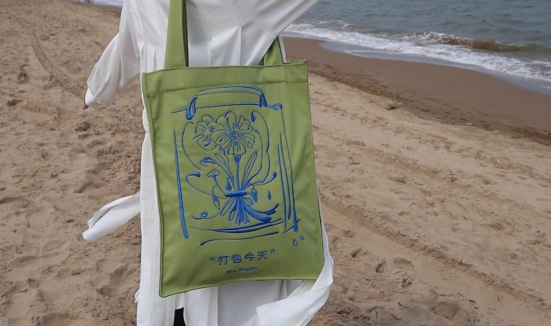 Borage bouquet green cloth bag illustration embroidery shoulder bag tote bag waterproof twill - กระเป๋าถือ - วัสดุอื่นๆ สีเขียว