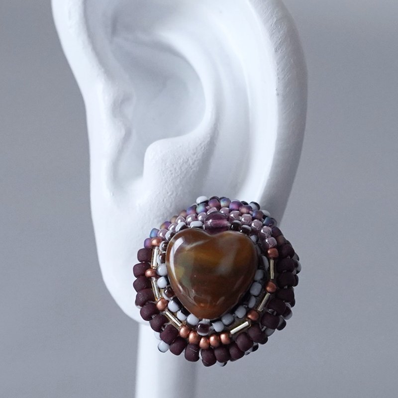 おしゃべりなイヤリング 10　まる　ハート　ブラウン　おおぶり　ニッケルフリーイヤリング　カラフル　一点もの　ビーズ刺繍 - ピアス・イヤリング - プラスチック ブラウン