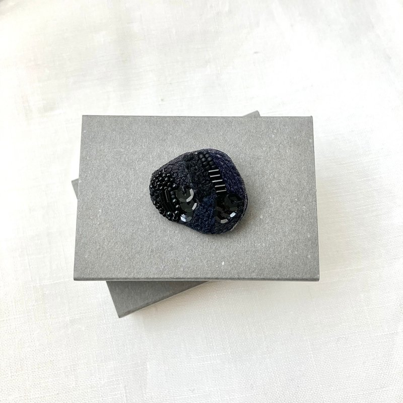 Brooch/手刺繍/2024黒006/ 箱入 1点もの/ - 心口針/胸針 - 棉．麻 黑色