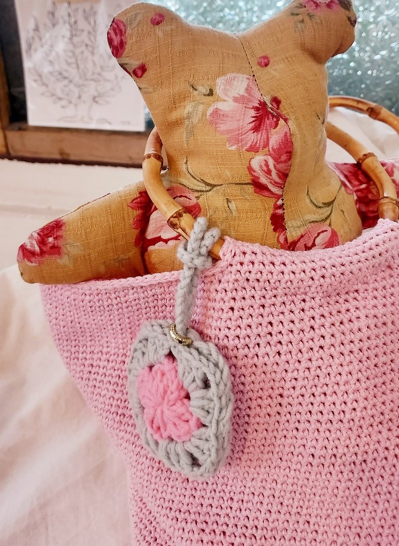 maruna's woven flower bag. It's a pendant. Airpods can be used as a reference for outfits - พวงกุญแจ - เส้นใยสังเคราะห์ หลากหลายสี