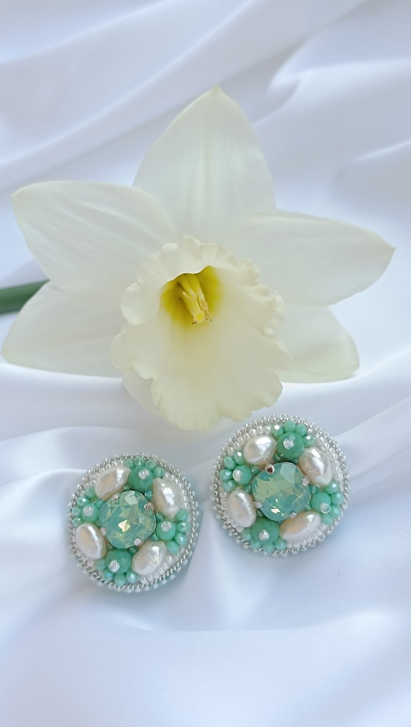 Earring, handmade earrings, clip -on, present, Jewelry, gift, Mother's Day - ต่างหู - วัสดุอื่นๆ สีเขียว