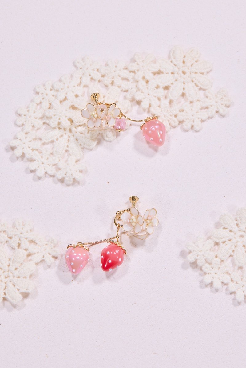 Strawberry White Flower Dangle Earrings, Clip-Ons, Studs, or贴耳式耳环 (Stud-style earrings), Handmade Earrings - Earrings & Clip-ons - Resin Red