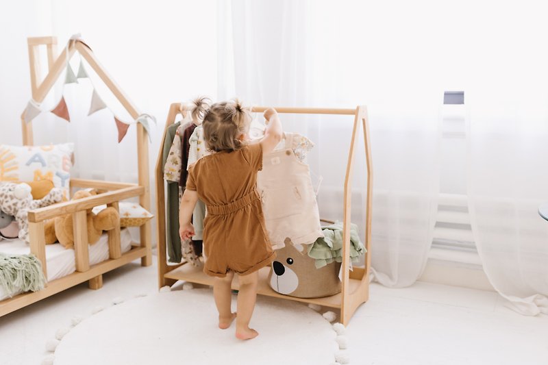 棚付き衣類ラック - 幼児部屋の装飾 - モンテッソーリ家具 - キッズ家具 - 木製 