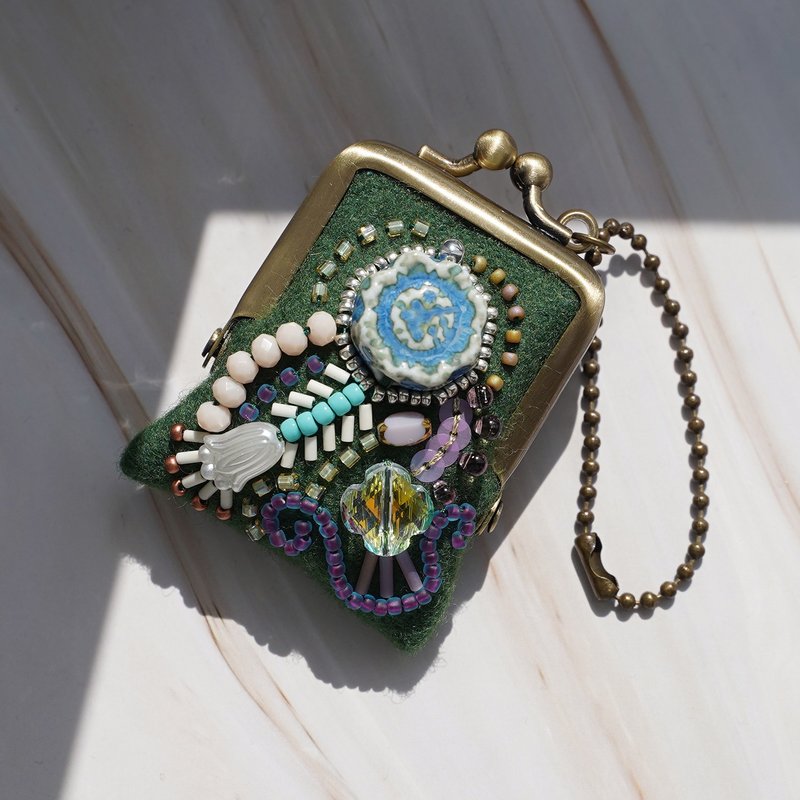 小さなビーズ刺繍のがま口 No.77 グリーン×ウール ネックレス・バッグチャームにも アクセサリーケース 一点物 - 吊飾/掛飾 - 羊毛 綠色