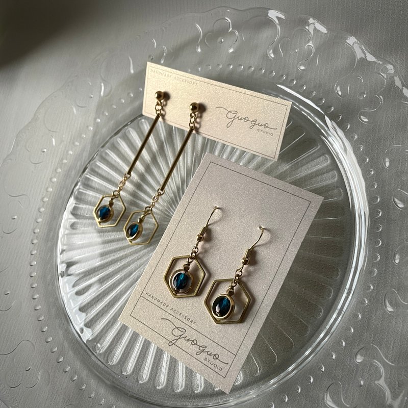 Navy hexagonal Bronze earrings Clip-On Bronze earrings - ต่างหู - ทองแดงทองเหลือง สีน้ำเงิน