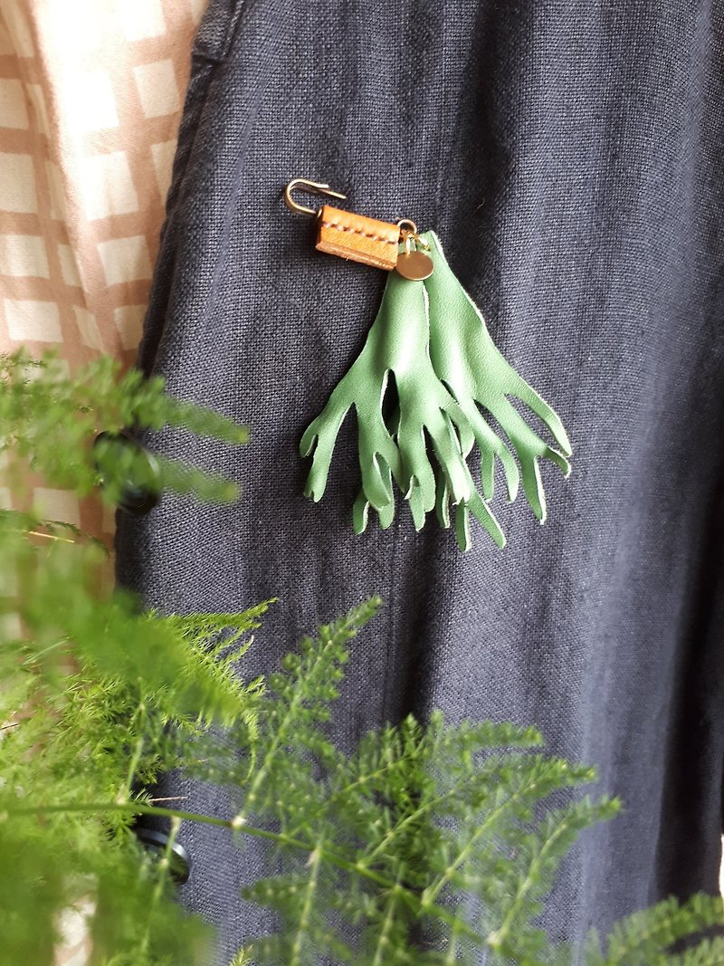 Staghorn fern pin/key ring/necklace_hand-cut leather - Keychains - Genuine Leather Green