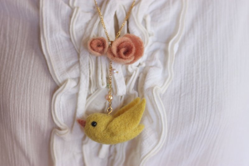 Natural plant- bird rose necklace ready-made (large) - Necklaces - Wool Yellow