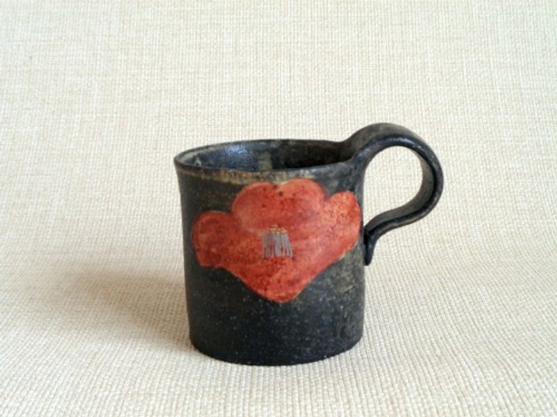 Mug with gold and silver red camellia motif - แก้วมัค/แก้วกาแฟ - ดินเผา สีดำ