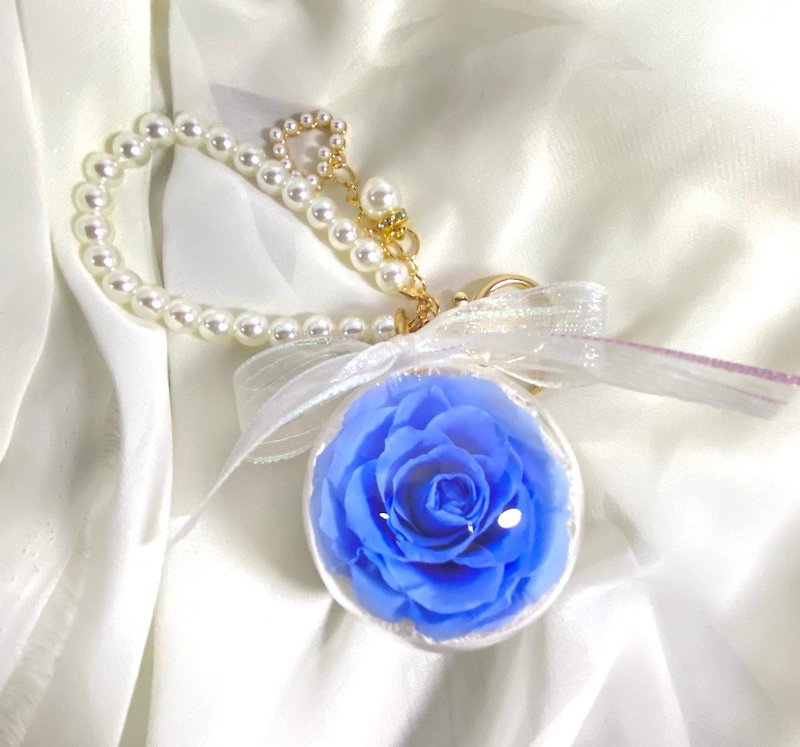 Sky Blue Preserved Flower Pearl Beaded Acrylic Ball Charm - ช่อดอกไม้แห้ง - พืช/ดอกไม้ สีน้ำเงิน