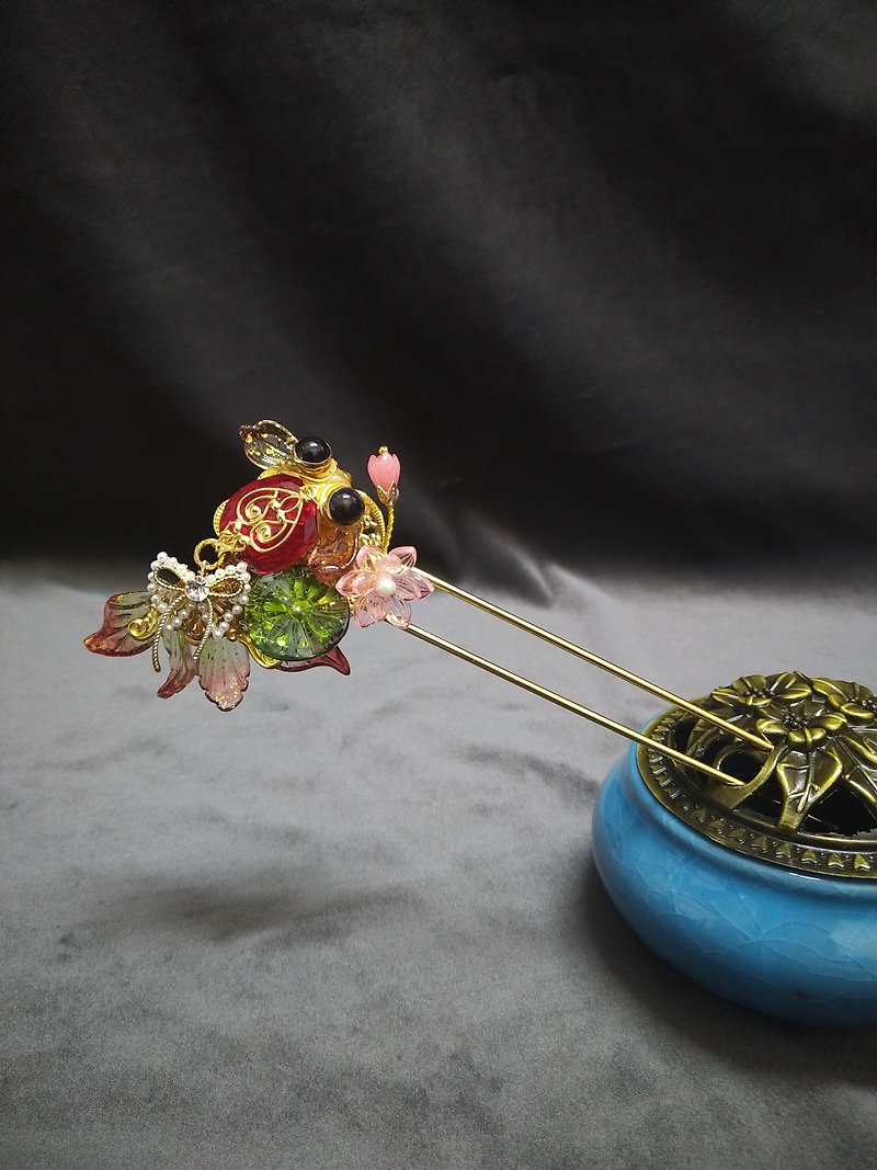 Skirt swinging small goldfish series [flower and leaf style] ~ double-strand hairpin - Hair Accessories - Colored Glass Red