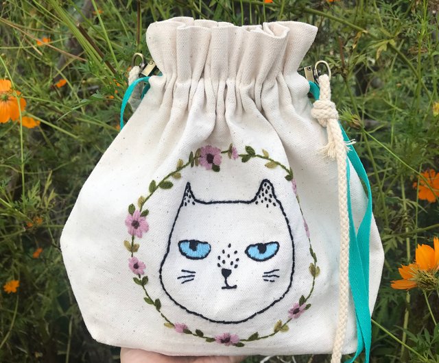 ストラップ付き猫刺繍巾着/猫と花の刺繍 - ショップ vilandesign ...