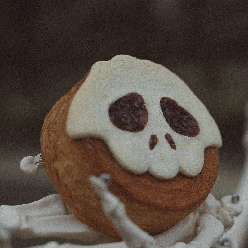 White Skull Soft Cookies, Apple Filled Thousand-feuille Croissant Halloween Limited Dessert - เค้กและของหวาน - อาหารสด ขาว