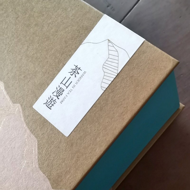Tasting Tea Gold in Warm Winter [Tea Mountain Roaming] Gift Box--Charcoal Fragrant Oolong/Honey Fragrant Black Tea (With Carrying Bag) - Tea - Other Materials 