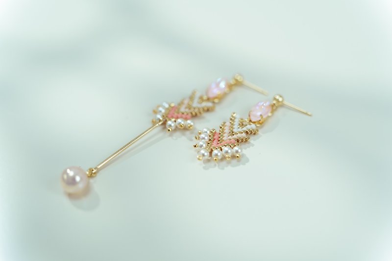Lily with Crystal Curtain x Japanese Antique Bead Gradient Color Asymmetric Pearl Earrings - Earrings & Clip-ons - Other Metals Pink