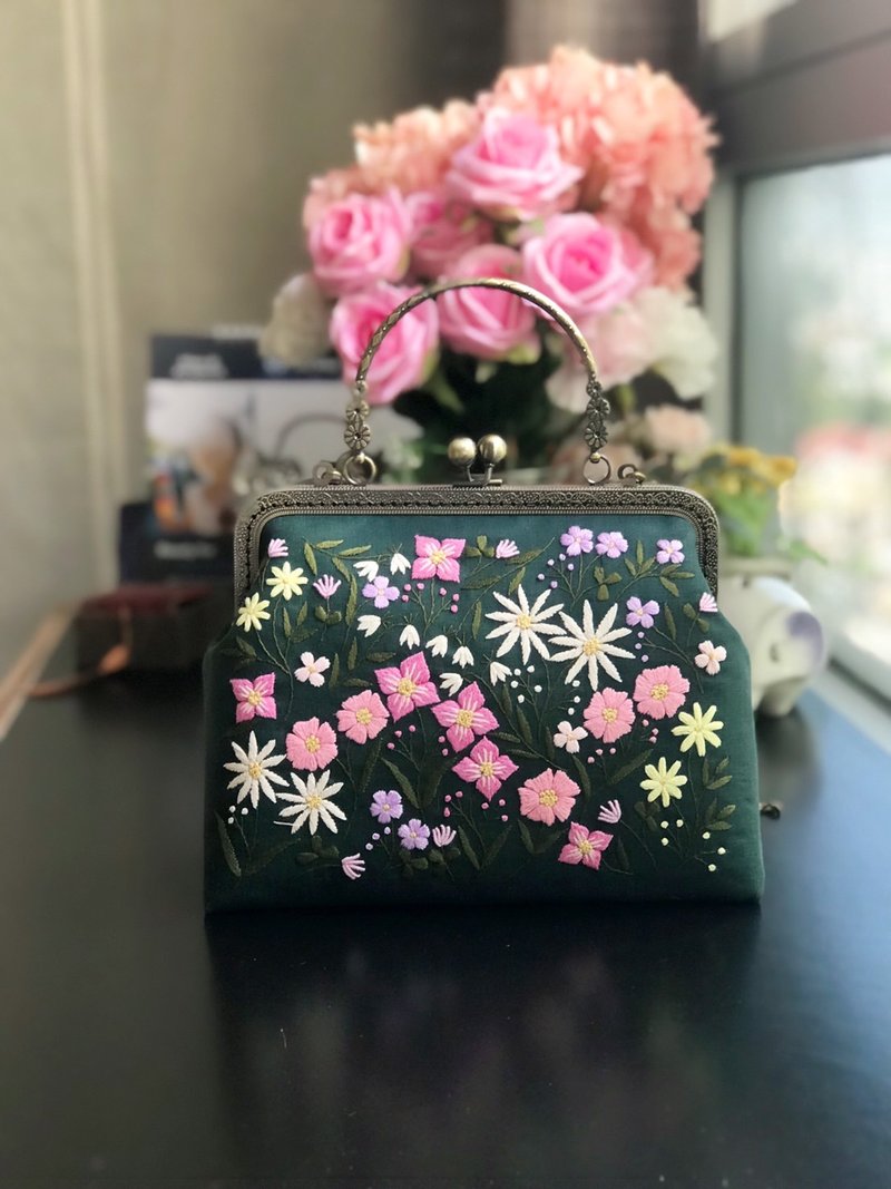 Hand-embroidered kisslock bag,hand-embroidered bag - 手提包/手提袋 - 棉．麻 