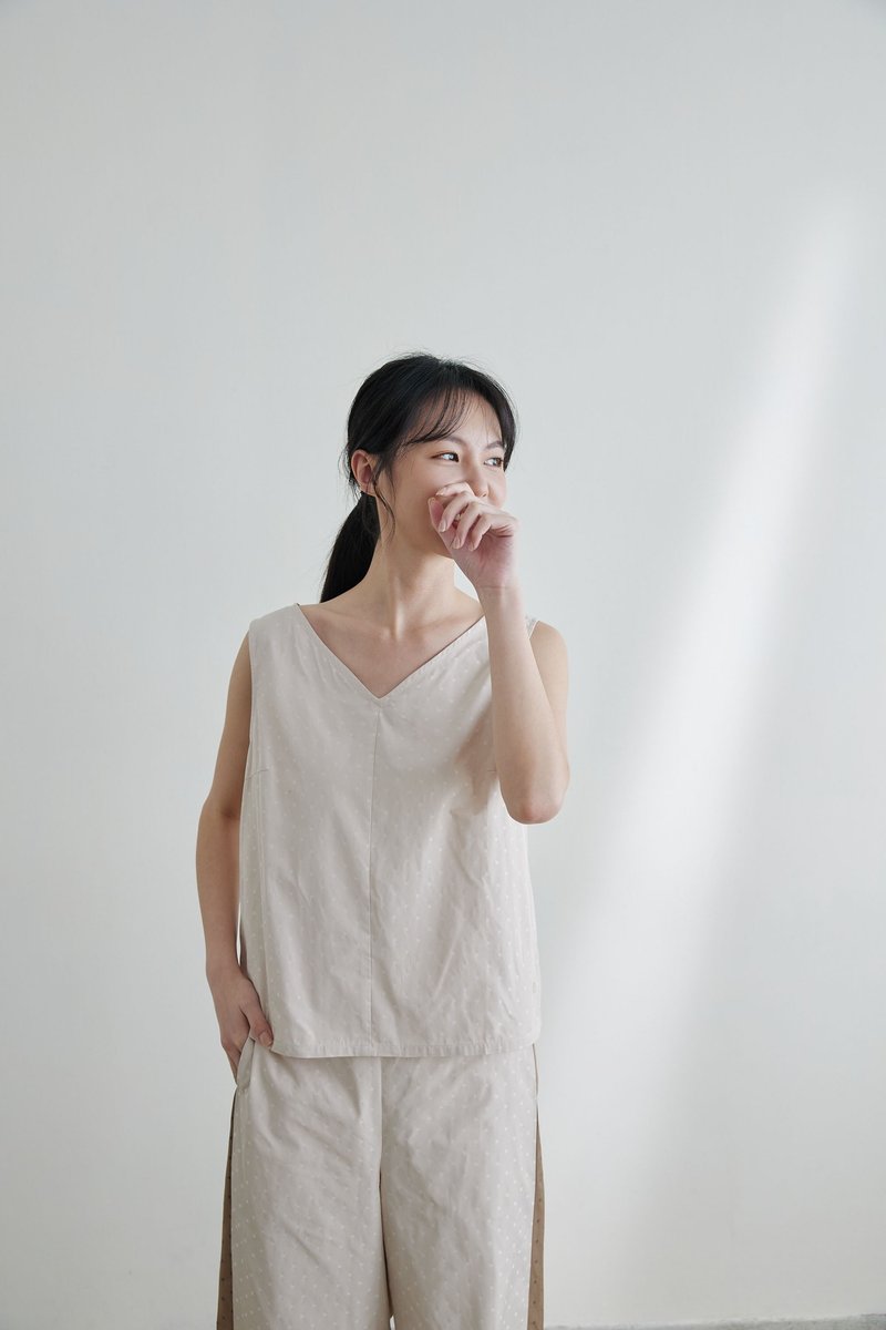 小憩時光V領無袖背心上衣-輕乳酪 - 背心/無袖上衣 - 聚酯纖維 白色