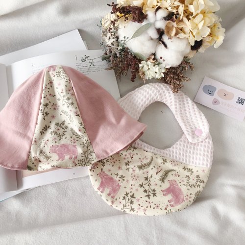 Lianne baby 梨安手工嬰兒禮物 彌月禮 新生兒見面禮 周歲禮 鬆餅粉紅熊花草 l 彌月禮盒兩件組 l 手工寶寶漁夫帽+圍兜