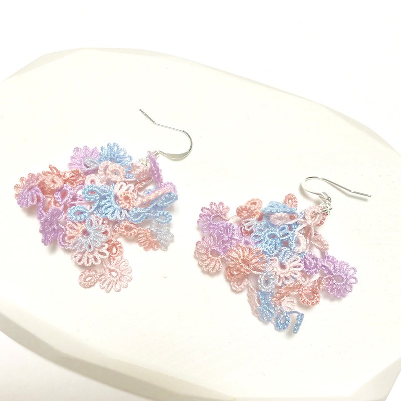 Tatting lace hydrangea flower earring - ピアス・イヤリング - コットン・麻 多色
