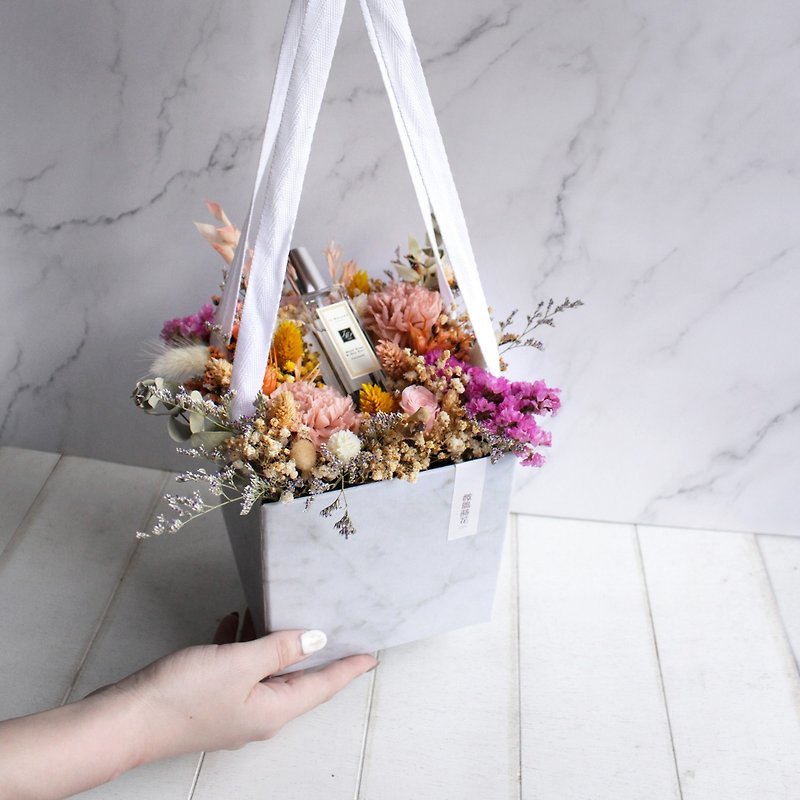 [Secret Garden] Dry Flower Gift Box / Limited Handheld Gift Box / Mother's Day / Everlasting Carnation - ช่อดอกไม้แห้ง - พืช/ดอกไม้ สึชมพู