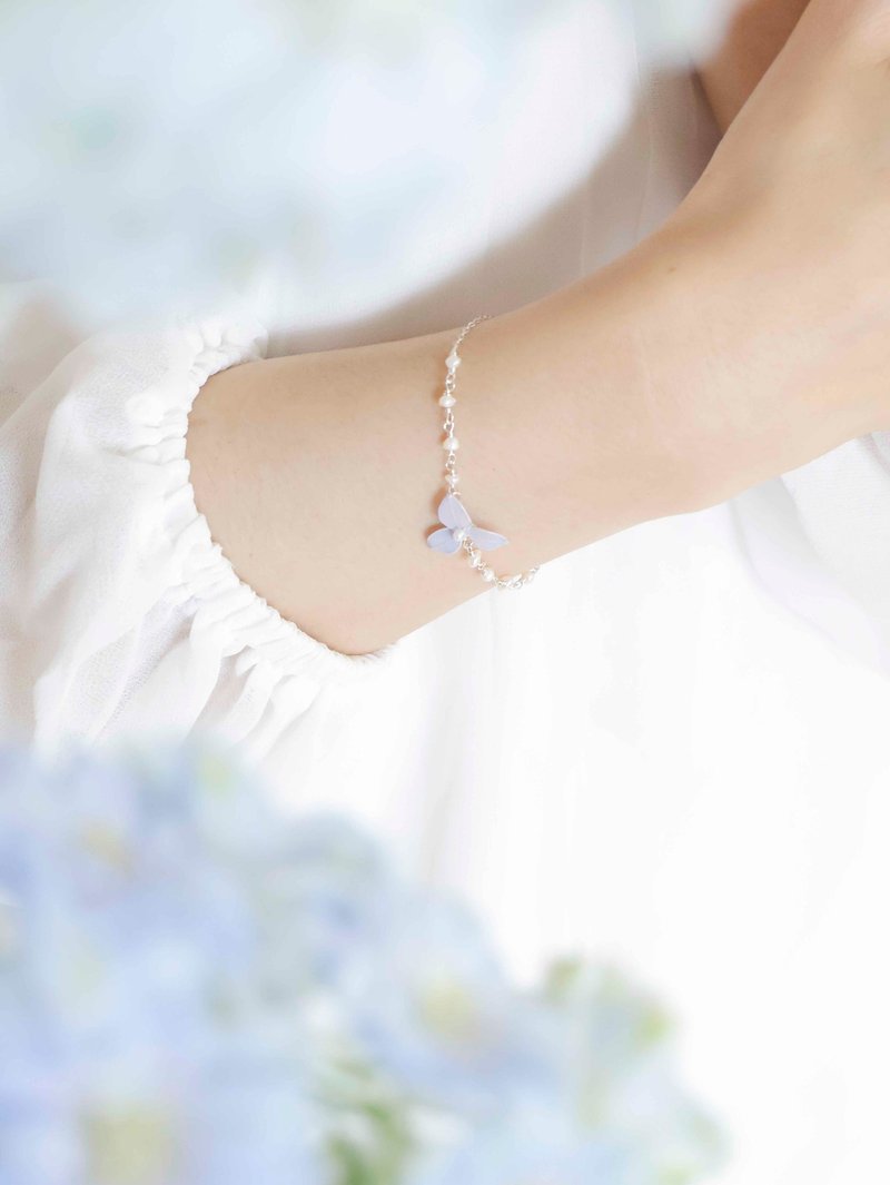 Trillium Julianne-Pearl Flower Bracelet - Bracelets - Resin Blue