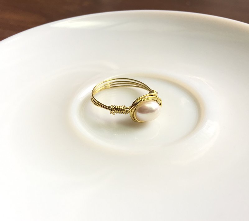 Ops pearl wire wrapped ring -珍珠/簡約/情人節/銅/客製化/戒指 - 對戒 - 其他金屬 金色