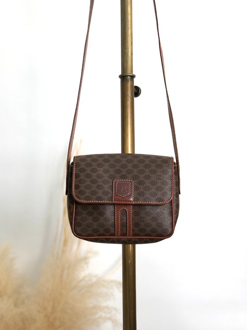 【 日本直送　名牌中古包 】CELINE セリーヌ マカダム ショルダーバッグ ブラウン ブラゾン型押し PVC レザー vintage オールド 2d8taf - 側背包/斜背包 - 防水材質 咖啡色
