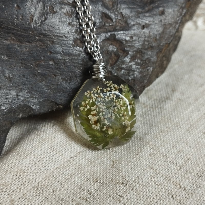 Dry flowers pendant. Real flowers necklace. Handmade resin pendant on chain - สร้อยคอ - เรซิน ขาว