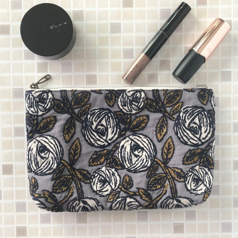 mina perhonen rosy cosmetic pouch, makeup bag, rose pattern, gray, popular pattern - กระเป๋าเครื่องสำอาง - ผ้าฝ้าย/ผ้าลินิน สีเทา