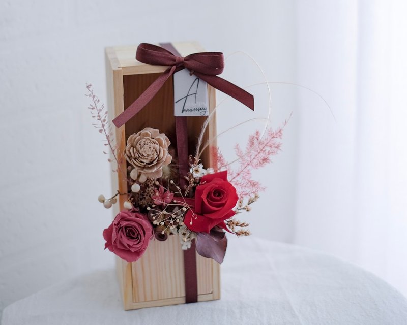 Wooden box flower gift/elegant red/dried preserved flowers - ช่อดอกไม้แห้ง - พืช/ดอกไม้ สีแดง