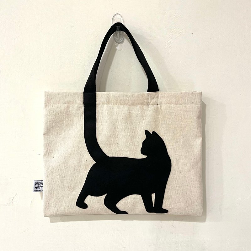 [Cat is not a print] Looking back at the cat, holding a canvas bag - กระเป๋าแมสเซนเจอร์ - ผ้าฝ้าย/ผ้าลินิน สีน้ำเงิน