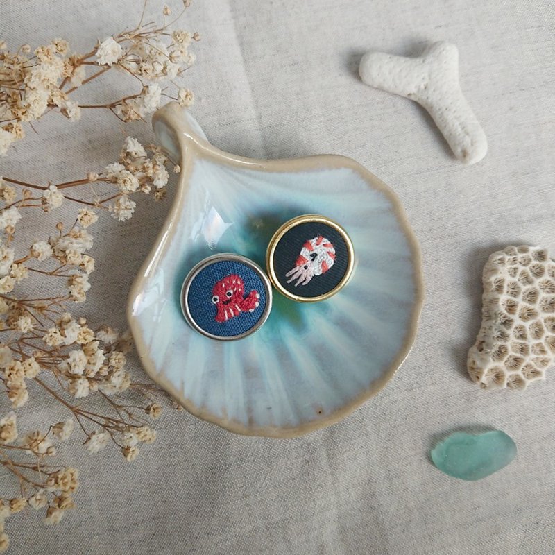 用包釦點綴系列-章魚和鸚鵡螺手工刺繡金屬框包釦 - 其他 - 繡線 多色
