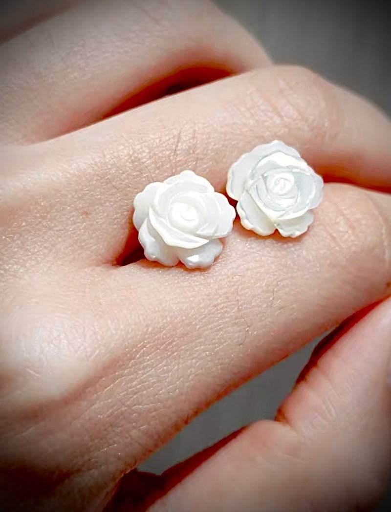 C&W 天然白貝立體雕刻氣質高雅玫瑰花耳環耳夾 - 耳環/耳夾/耳骨夾 - 珍珠 金色