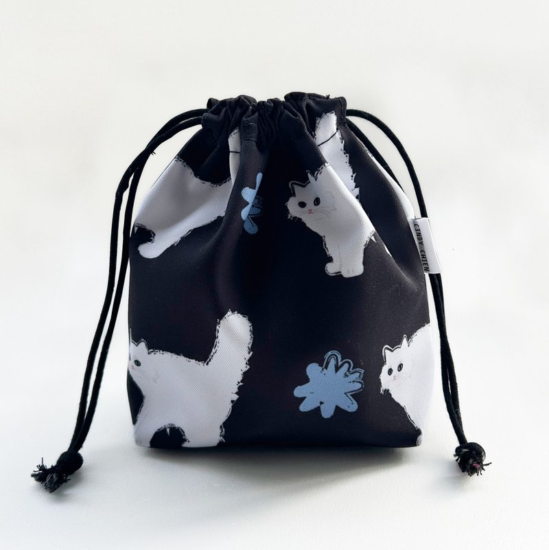 【CINDY CHIEN】CAT FLOWER white cat and blue flower two-way drawstring bag/mini cross-body bag - Messenger Bags & Sling Bags - Cotton & Hemp 