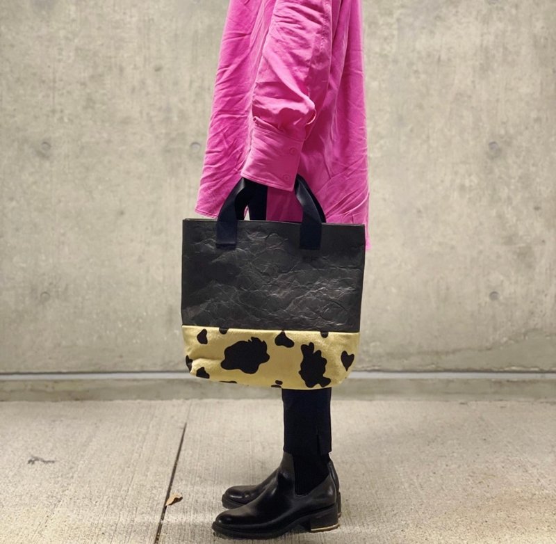 【東京発】特殊素材エコロジートートバッグ black & cow pattern fur/ petit M - 手提包/手提袋 - 防水材質 黑色