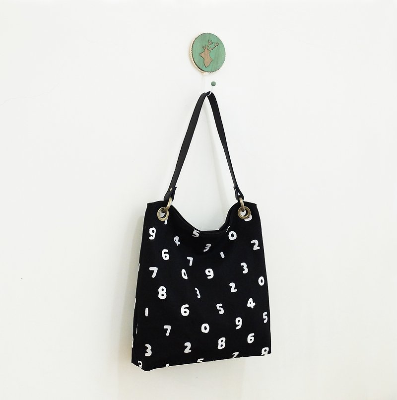 Lucky numbers SOU.SOU Ise wood plum fall feeling hanging bell type side backpack leather to mention black and white - กระเป๋าแมสเซนเจอร์ - ผ้าฝ้าย/ผ้าลินิน สีดำ