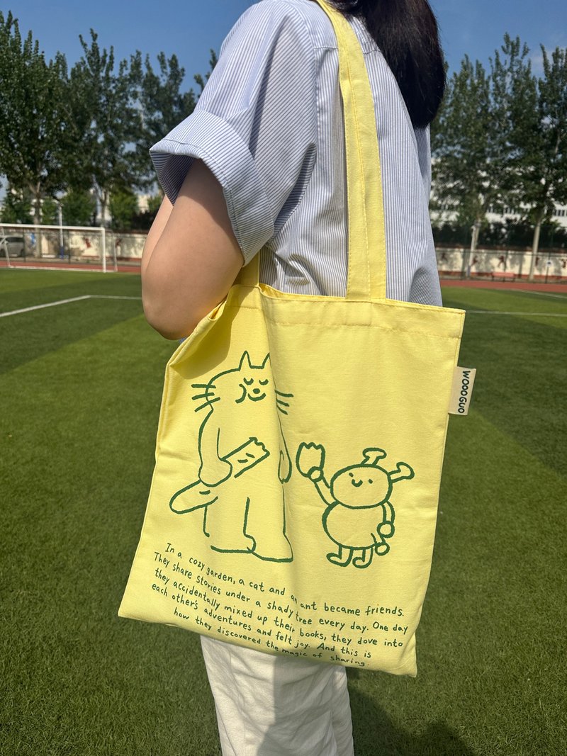 【WOOOGUO】Cat Friends Tote Bag (Includes exclusive postcard)  Canvas Bag Taiwan - กระเป๋าแมสเซนเจอร์ - ผ้าฝ้าย/ผ้าลินิน สีเหลือง