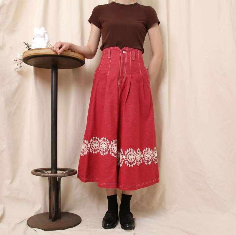Back to Green:: 經典裙 水洗紅 刺繡下擺圖騰 vintage skirt - 裙子/長裙 - 棉．麻 