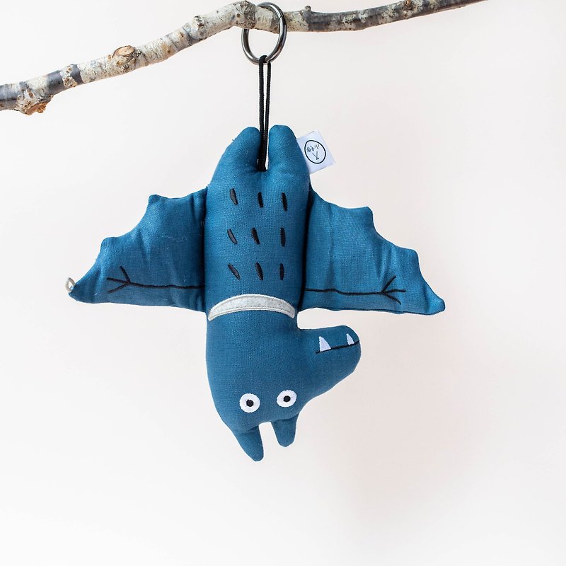 台湾オオコウモリの刺繍人形 - 枕・クッション - コットン・麻 ブルー