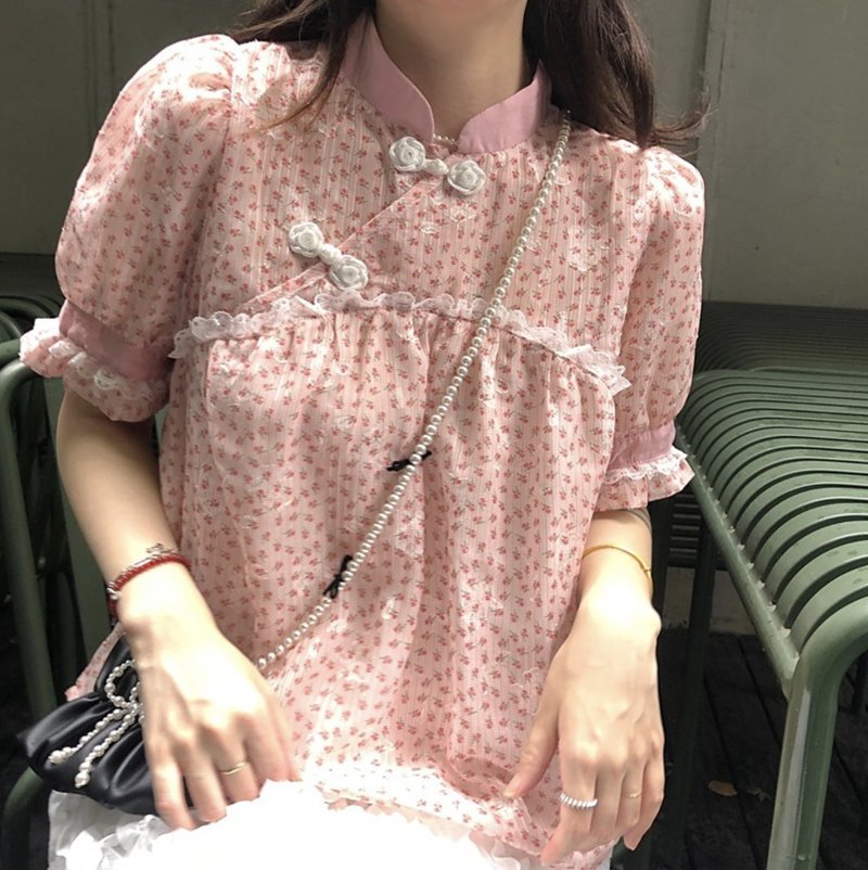 甜甜酷女孩兒 中式立領盤扣 粉色碎花 泡泡袖雪紡襯衫 - 女上衣/長袖上衣 - 其他材質 粉紅色