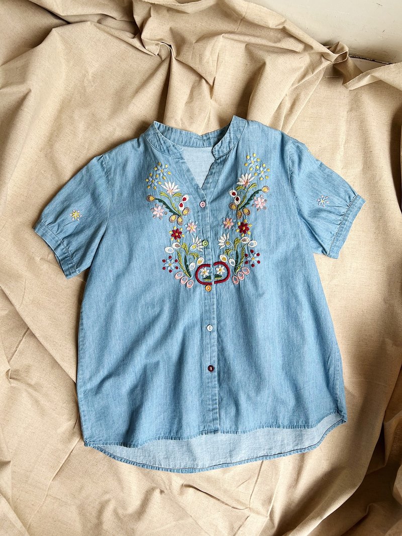 淺藍浪漫花卉 少女感 森林系 薄料牛仔丹寧 刺繡花花 上衣襯衫 - 女襯衫 - 棉．麻 藍色