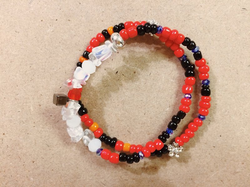 Double ring ore beads (red and white section) - สร้อยข้อมือ - วัสดุอื่นๆ สีแดง