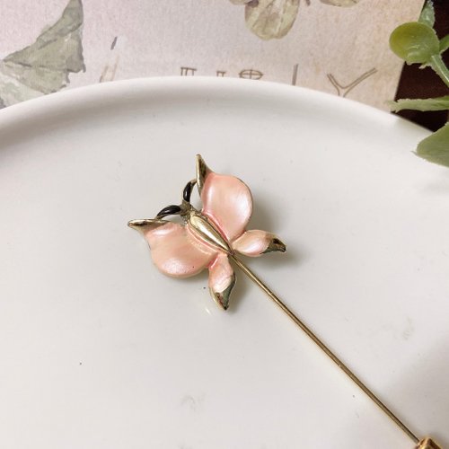 西洋アンティークジュエリー】ソフトピンクのエナメル工芸蝶の