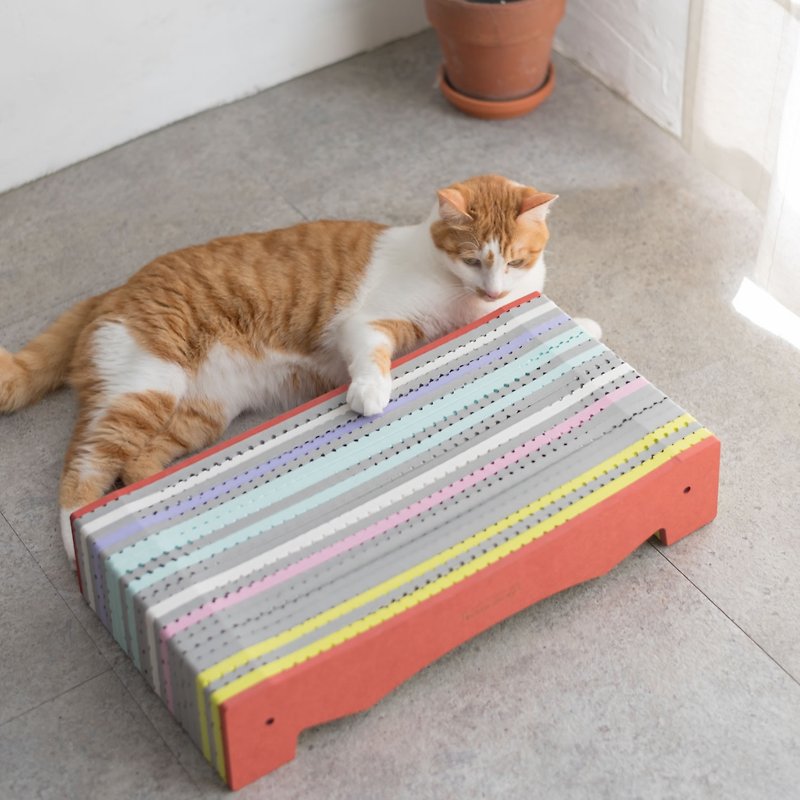 不屑貓抓板 - 可愛貓咪款(橘紅色) 屑屑明顯減少唷~ - 貓跳台/貓抓板 - 木頭 紅色