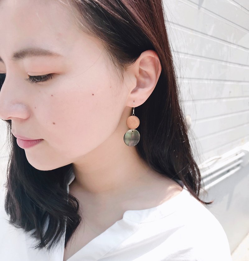 Calm and restrained wood shell 925 sterling silver handmade earrings - ต่างหู - ไม้ สีดำ